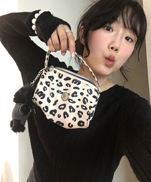 Majournee(マジョネ)の「SHEER V-NECK KNIT_BLACK(ニット/セーター・レディース・その他・ONE SIZE)」の4枚目の写真
