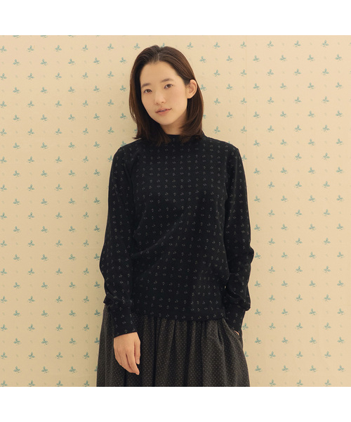 CHIQUITA(チキータ)の「フラワーナッピングハーフタートルスウェットシャツブラック251006BK(Tシャツ/カットソー・レディース・ブラック・SMALL/MEDIUM)」の1枚目の写真