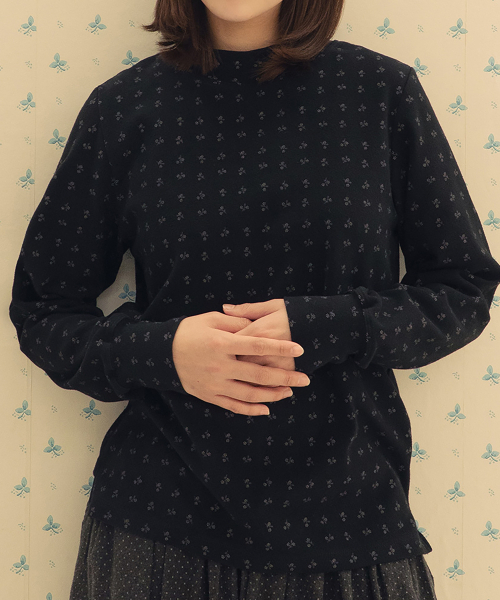 CHIQUITA(チキータ)の「フラワーナッピングハーフタートルスウェットシャツブラック251006BK(Tシャツ/カットソー・レディース・ブラック・SMALL/MEDIUM)」の2枚目の写真