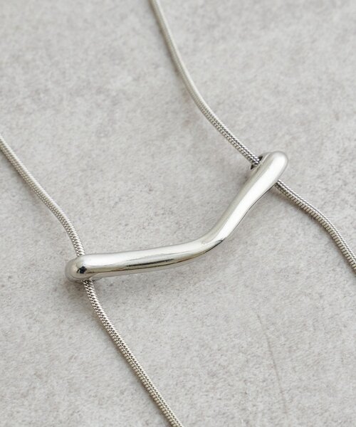 SHENERY（シーナリー）の「スネークウェーブネックレス（ネックレス・レディース・ゴールド/シルバー・FREE）」の5枚目の写真