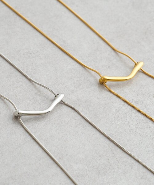 SHENERY（シーナリー）の「スネークウェーブネックレス（ネックレス・レディース・ゴールド/シルバー・FREE）」の6枚目の写真