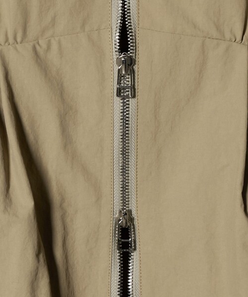 UNITED ARROWS(ユナイテッドアローズ)の「<VACHEMENT>ギャザー ブルゾン(ブルゾン・レディース・ベージュ/ダークグレー・FREE)」の7枚目の写真