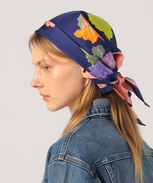 TOMORROWLAND (トゥモローランド)の「Atelier TOMORROWLAND PAINT FLOWER シルクスカーフ(バンダナ/スカーフ・レディース・イエロー系その他2/ネイビー・FREE)」の3枚目の写真