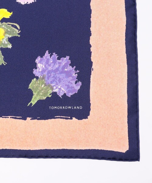 TOMORROWLAND (トゥモローランド)の「Atelier TOMORROWLAND PAINT FLOWER シルクスカーフ(バンダナ/スカーフ・レディース・イエロー系その他2/ネイビー・FREE)」の5枚目の写真