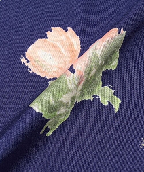 TOMORROWLAND (トゥモローランド)の「Atelier TOMORROWLAND PAINT FLOWER シルクスカーフ(バンダナ/スカーフ・レディース・イエロー系その他2/ネイビー・FREE)」の6枚目の写真