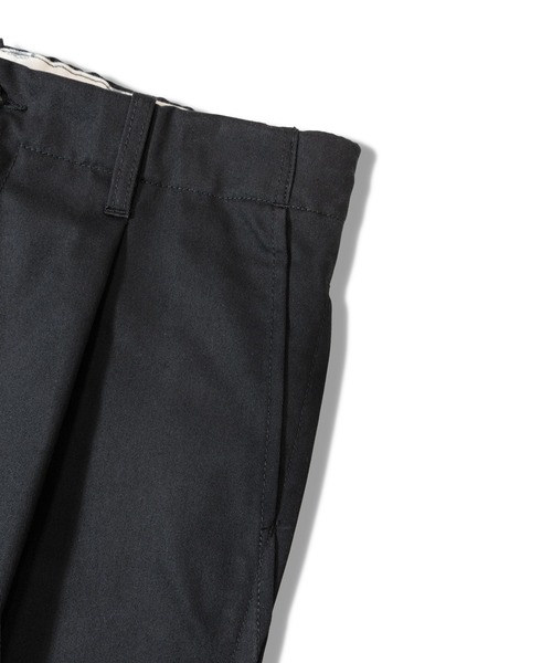 UNIVERSAL OVERALL（ユニバーサルオーバーオール）の「UNIVERSAL OVERALL Adictive TUCK TAPERD（その他パンツ・メンズ・チャコール/ブラック/ベージュ・32inch/30inch/34inch）」の7枚目の写真