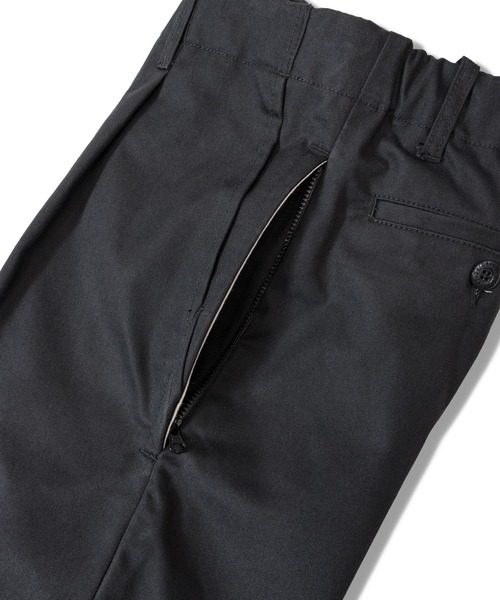 UNIVERSAL OVERALL（ユニバーサルオーバーオール）の「UNIVERSAL OVERALL Adictive TUCK TAPERD（その他パンツ・メンズ・チャコール/ブラック/ベージュ・32inch/30inch/34inch）」の6枚目の写真