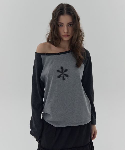 DEARSTALKER(ディアストーカー)の「PETAL ONE OFF-SHOULDER RAGLAN TEE - CHARCOAL(Tシャツ/カットソー・レディース・その他・FREE)」の1枚目の写真