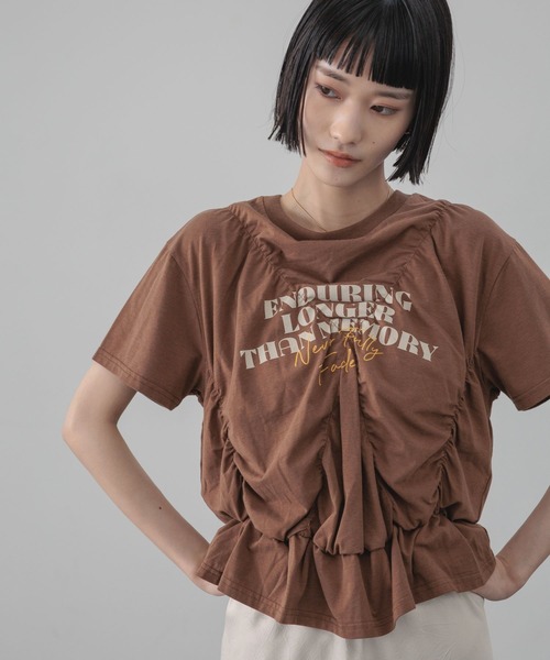 LOWRYS FARM(ローリーズファーム)の「シャーリングプリントTEE 668086(Tシャツ/カットソー・レディース・ホワイト/ブラウン/ブラック・FREE)」の3枚目の写真