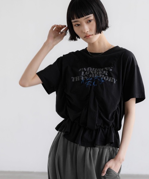LOWRYS FARM(ローリーズファーム)の「シャーリングプリントTEE 668086(Tシャツ/カットソー・レディース・ホワイト/ブラウン/ブラック・FREE)」の2枚目の写真