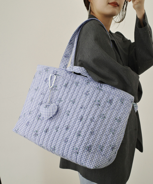 SLOBE IENA(スローブイエナ)の「《WEB限定/追加》Margaux Dereume × SLOBE キルティングトートバッグ(トートバッグ・レディース・ブラック/スカイブルー・FREE)」の2枚目の写真