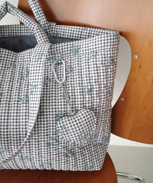 SLOBE IENA(スローブイエナ)の「《WEB限定/追加》Margaux Dereume × SLOBE キルティングトートバッグ(トートバッグ・レディース・ブラック/スカイブルー・FREE)」の13枚目の写真