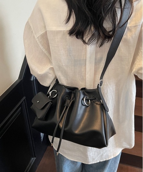 FREE STYLISTS(フリー スタイリスト)の「Y2K 大容量 エコレザー巾着バッグ ポーチ付き 2WAY(ショルダーバッグ・レディース・ブラック/ライトグリーン・FREE)」の11枚目の写真