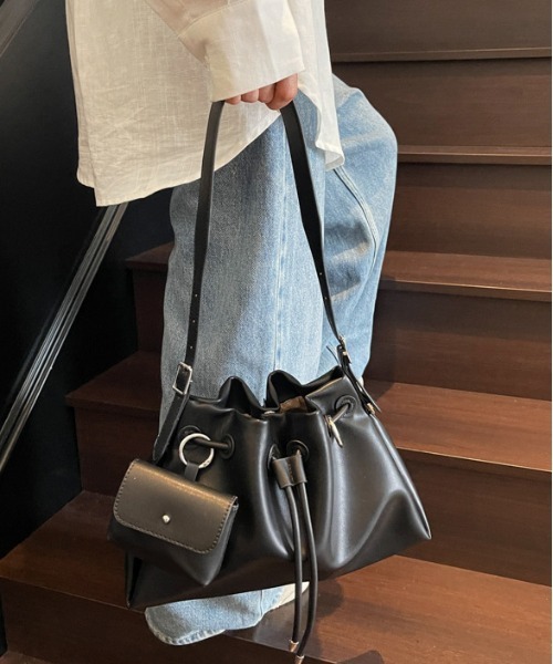 FREE STYLISTS(フリー スタイリスト)の「Y2K 大容量 エコレザー巾着バッグ ポーチ付き 2WAY(ショルダーバッグ・レディース・ブラック/ライトグリーン・FREE)」の12枚目の写真