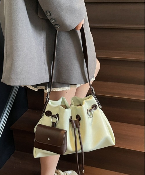 FREE STYLISTS(フリー スタイリスト)の「Y2K 大容量 エコレザー巾着バッグ ポーチ付き 2WAY(ショルダーバッグ・レディース・ブラック/ライトグリーン・FREE)」の18枚目の写真