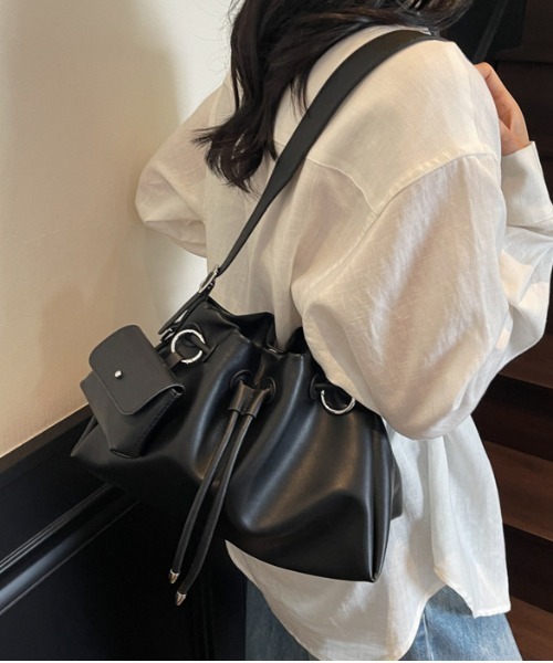 FREE STYLISTS(フリー スタイリスト)の「Y2K 大容量 エコレザー巾着バッグ ポーチ付き 2WAY(ショルダーバッグ・レディース・ブラック/ライトグリーン・FREE)」の14枚目の写真