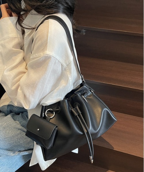 FREE STYLISTS(フリー スタイリスト)の「Y2K 大容量 エコレザー巾着バッグ ポーチ付き 2WAY(ショルダーバッグ・レディース・ブラック/ライトグリーン・FREE)」の15枚目の写真