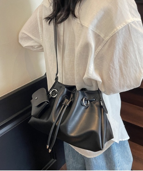FREE STYLISTS(フリー スタイリスト)の「Y2K 大容量 エコレザー巾着バッグ ポーチ付き 2WAY(ショルダーバッグ・レディース・ブラック/ライトグリーン・FREE)」の16枚目の写真