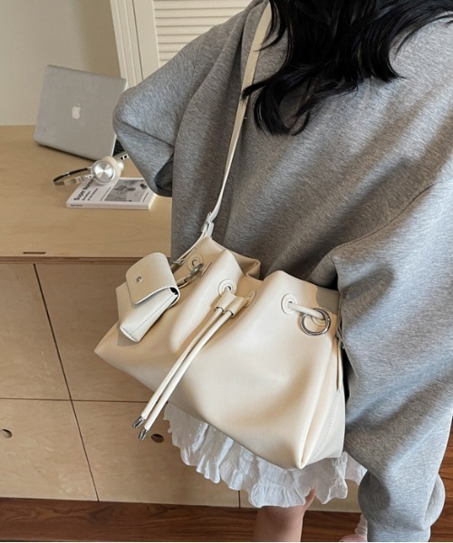 FREE STYLISTS(フリー スタイリスト)の「Y2K 大容量 エコレザー巾着バッグ ポーチ付き 2WAY(ショルダーバッグ・レディース・ブラック/ライトグリーン・FREE)」の22枚目の写真