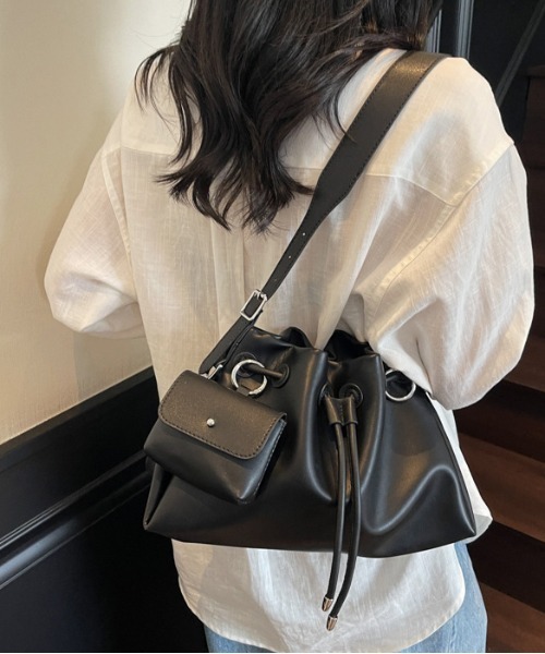 FREE STYLISTS(フリー スタイリスト)の「Y2K 大容量 エコレザー巾着バッグ ポーチ付き 2WAY(ショルダーバッグ・レディース・ブラック/ライトグリーン・FREE)」の13枚目の写真