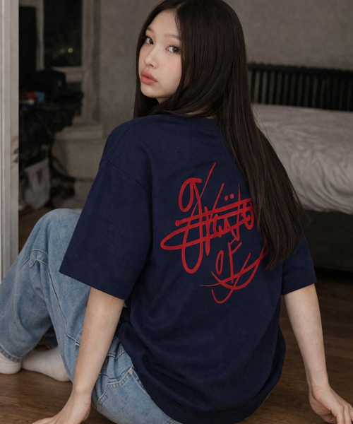 GRAVER（グレーバー）の「[ユニセックス]サインブルーレタリングバックロゴ半袖Tシャツ_2カラー（Tシャツ/カットソー・レディース・ネイビー/ホワイト・SMALL/MEDIUM/LARGE）」の6枚目の写真