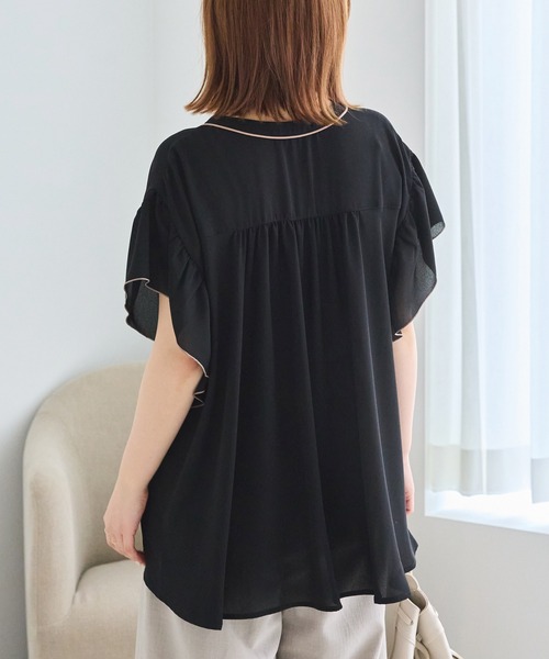 LAVEANGE(ラビアンジェ)の「ジョーゼットバイカラーブラウス|配色ラインで魅せる大人のとろみブラウス/ON・OFF兼用/半袖/きれいめ/洗える(シャツ/ブラウス・レディース・ブラック/オフホワイト・M/LL/3L/4L/5L)」の6枚目の写真
