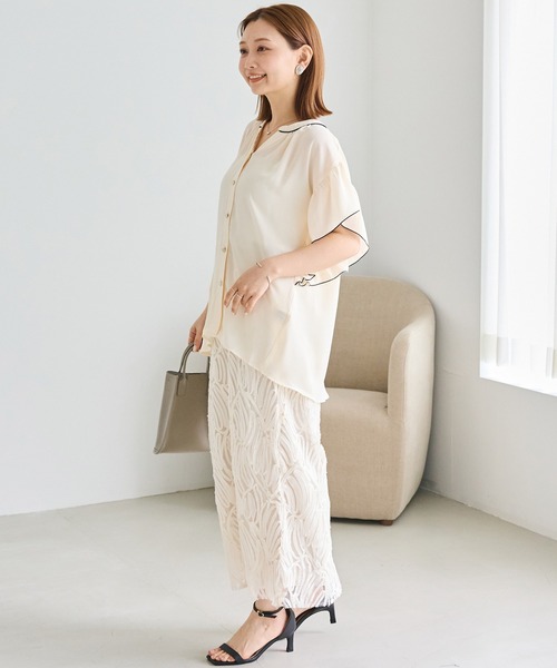 LAVEANGE(ラビアンジェ)の「ジョーゼットバイカラーブラウス|配色ラインで魅せる大人のとろみブラウス/ON・OFF兼用/半袖/きれいめ/洗える(シャツ/ブラウス・レディース・ブラック/オフホワイト・M/LL/3L/4L/5L)」の19枚目の写真