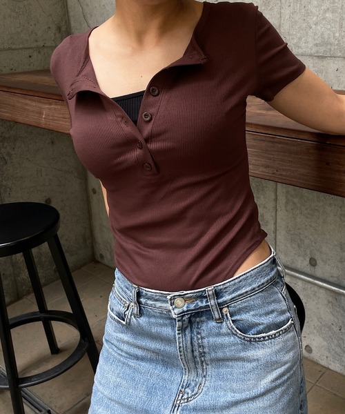 ROGER AND RAW(ロジャーアンドロウ)の「ヘンリーネック ボディースーツ半袖トップス(Tシャツ/カットソー・レディース・ブラウン/ホワイト/ブラック/グレー・FREE)」の4枚目の写真