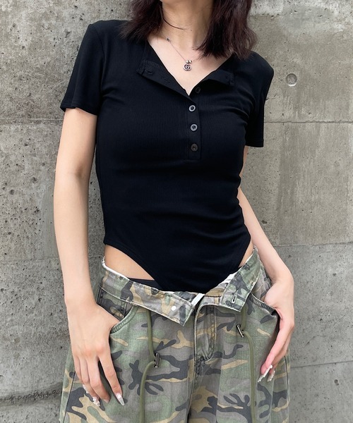 ROGER AND RAW(ロジャーアンドロウ)の「ヘンリーネック ボディースーツ半袖トップス(Tシャツ/カットソー・レディース・ブラウン/ホワイト/ブラック/グレー・FREE)」の2枚目の写真