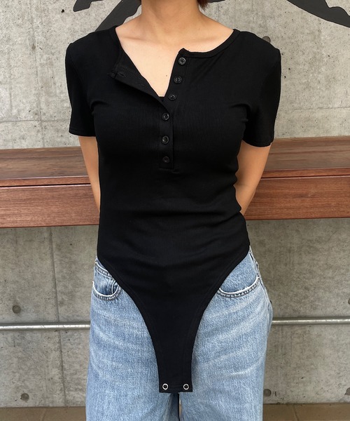 ROGER AND RAW(ロジャーアンドロウ)の「ヘンリーネック ボディースーツ半袖トップス(Tシャツ/カットソー・レディース・ブラウン/ホワイト/ブラック/グレー・FREE)」の16枚目の写真