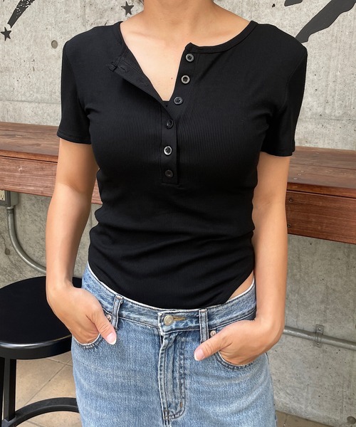 ROGER AND RAW(ロジャーアンドロウ)の「ヘンリーネック ボディースーツ半袖トップス(Tシャツ/カットソー・レディース・ブラウン/ホワイト/ブラック/グレー・FREE)」の7枚目の写真