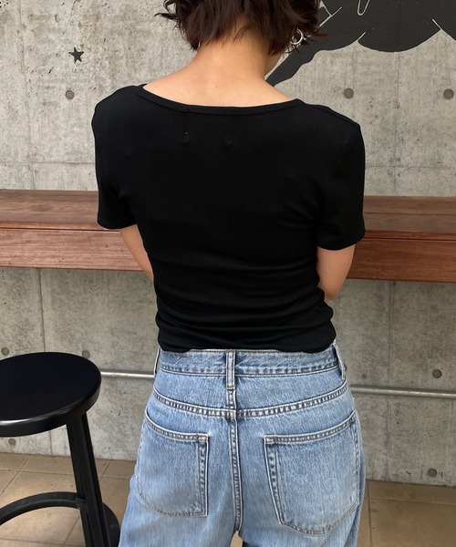 ROGER AND RAW(ロジャーアンドロウ)の「ヘンリーネック ボディースーツ半袖トップス(Tシャツ/カットソー・レディース・ブラウン/ホワイト/ブラック/グレー・FREE)」の10枚目の写真
