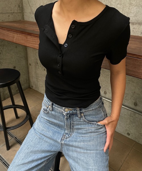 ROGER AND RAW(ロジャーアンドロウ)の「ヘンリーネック ボディースーツ半袖トップス(Tシャツ/カットソー・レディース・ブラウン/ホワイト/ブラック/グレー・FREE)」の14枚目の写真
