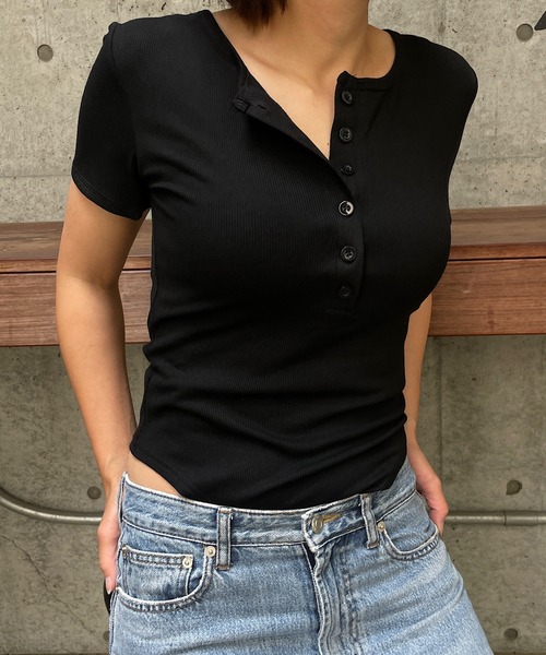 ROGER AND RAW(ロジャーアンドロウ)の「ヘンリーネック ボディースーツ半袖トップス(Tシャツ/カットソー・レディース・ブラウン/ホワイト/ブラック/グレー・FREE)」の15枚目の写真