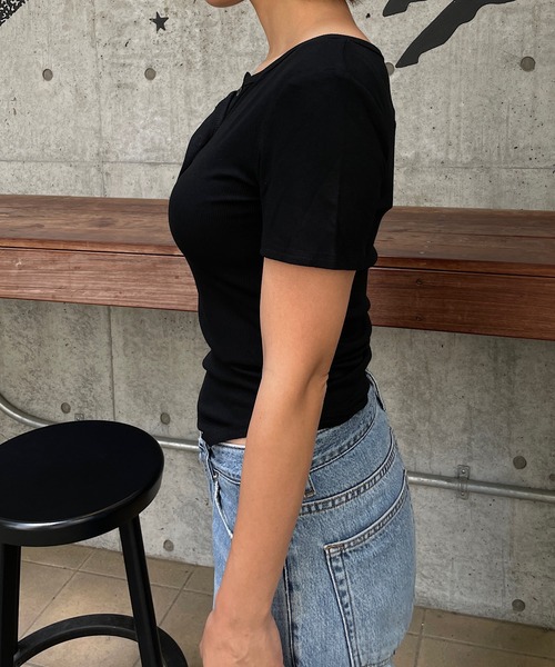 ROGER AND RAW(ロジャーアンドロウ)の「ヘンリーネック ボディースーツ半袖トップス(Tシャツ/カットソー・レディース・ブラウン/ホワイト/ブラック/グレー・FREE)」の9枚目の写真