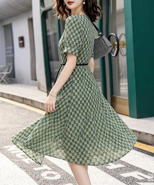 AMAJI(アマジ)の「チェック柄 スクエアネック ワンピース(ワンピース・レディース・グリーン・SMALL/MEDIUM/LARGE/X-LARGE)」の3枚目の写真