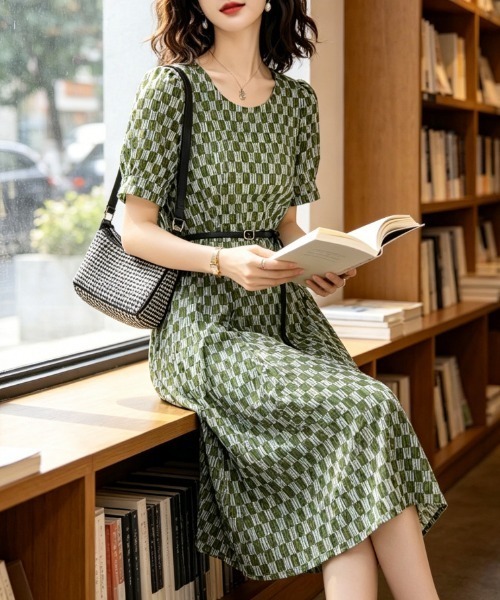 AMAJI(アマジ)の「チェック柄 スクエアネック ワンピース(ワンピース・レディース・グリーン・SMALL/MEDIUM/LARGE/X-LARGE)」の2枚目の写真
