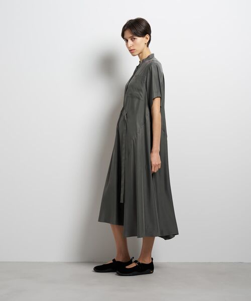 LANVIN en Bleu(ランバンオンブルー)の「キュプラツイルドロストベルトワンピース(ワンピース・レディース・ネイビー/グレー・36/38)」の4枚目の写真