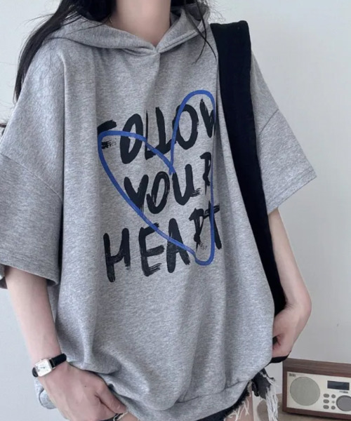 VIVID LADY（ビビッドレディー）の「ハート&英字プリント 半端袖 フーディートップス（Tシャツ/カットソー・レディース・ライトグレー/ブラック/グレー・FREE）」の8枚目の写真