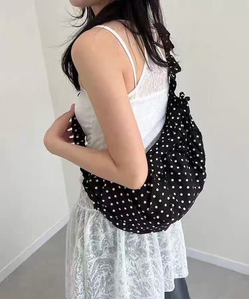 LA VORAGINE(ラ ヴォラジネ)の「ドット柄シャーリングギャザーショルダーバッグ(ショルダーバッグ・レディース・Black/White・FREE)」の1枚目の写真