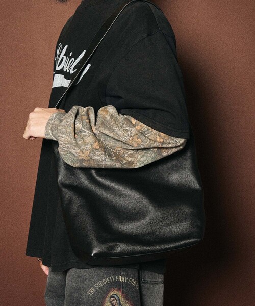 Subciety(サブサエティ)の「Leather shoulder bag(ショルダーバッグ・メンズ・ブラック・FREE)」の3枚目の写真