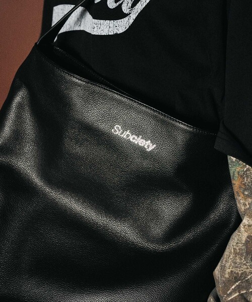 Subciety(サブサエティ)の「Leather shoulder bag(ショルダーバッグ・メンズ・ブラック・FREE)」の4枚目の写真