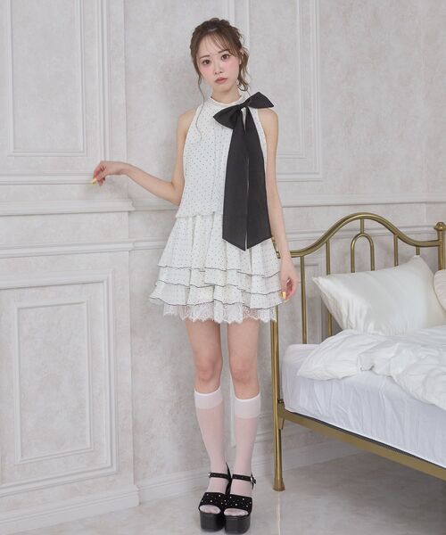 MAJESTIC LEGON(マジェスティックレゴン)の「ビジューネックアメスリミニワンピ(ワンピース・レディース・ホワイト系その他2/ブラック系その他2/ホワイト系その他・MEDIUM)」の4枚目の写真