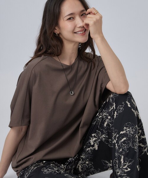 SHOO・LA・RUE(シューラルー)の「【ひんやり/体型カバー】インせず着られる 上品見えのドルマントップス(Tシャツ/カットソー・レディース・ホワイト/チャコールグレー/ブラック/イエロー系その他/ブラウン系その他/ピンク系その他・00)」の4枚目の写真