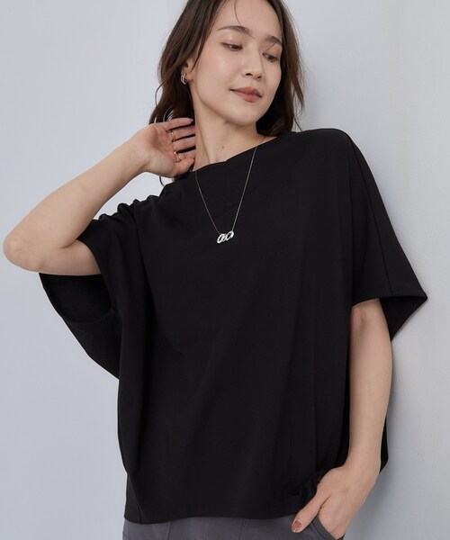 SHOO・LA・RUE(シューラルー)の「【ひんやり/体型カバー】インせず着られる 上品見えのドルマントップス(Tシャツ/カットソー・レディース・ホワイト/チャコールグレー/ブラック/イエロー系その他/ブラウン系その他/ピンク系その他・00)」の2枚目の写真