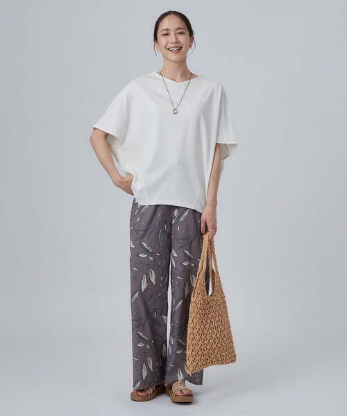 SHOO・LA・RUE(シューラルー)の「【ひんやり/体型カバー】インせず着られる 上品見えのドルマントップス(Tシャツ/カットソー・レディース・ホワイト/チャコールグレー/ブラック/イエロー系その他/ブラウン系その他/ピンク系その他・00)」の10枚目の写真