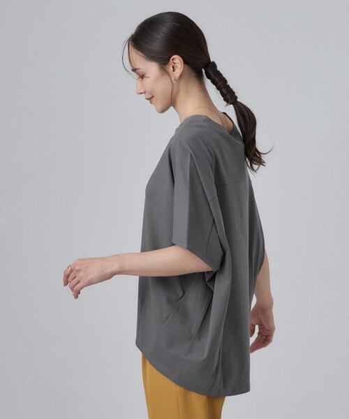 SHOO・LA・RUE(シューラルー)の「【ひんやり/体型カバー】インせず着られる 上品見えのドルマントップス(Tシャツ/カットソー・レディース・ホワイト/チャコールグレー/ブラック/イエロー系その他/ブラウン系その他/ピンク系その他・00)」の13枚目の写真