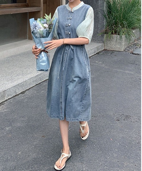 &soiree(アンドソワレ)の「シースルーボリュームスリーブ切り替えデニムワンピース(ワンピース・レディース・ブルー・SMALL/MEDIUM/LARGE/X-LARGE)」の3枚目の写真