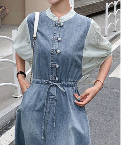 &soiree(アンドソワレ)の「シースルーボリュームスリーブ切り替えデニムワンピース(ワンピース・レディース・ブルー・SMALL/MEDIUM/LARGE/X-LARGE)」の4枚目の写真