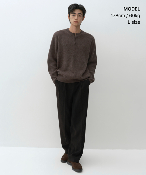 MUSINSA STANDARD（ムシンサスタンダード）の「[ビクトリアウール] ミニマルリブヘンリーネックニット [ブラウン]（ニット/セーター・メンズ・その他・SMALL/MEDIUM/LARGE/X-LARGE/2XL）」の2枚目の写真